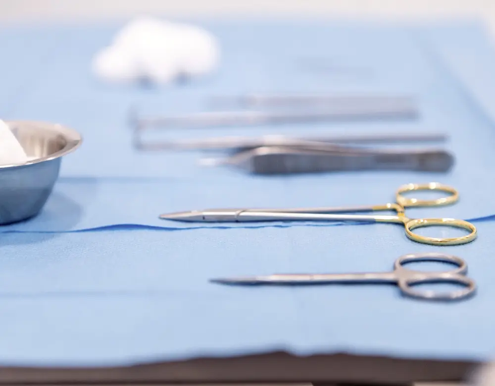 Augenoberlider nach einer Lidstraffung in der Dermatologie Friedensengel